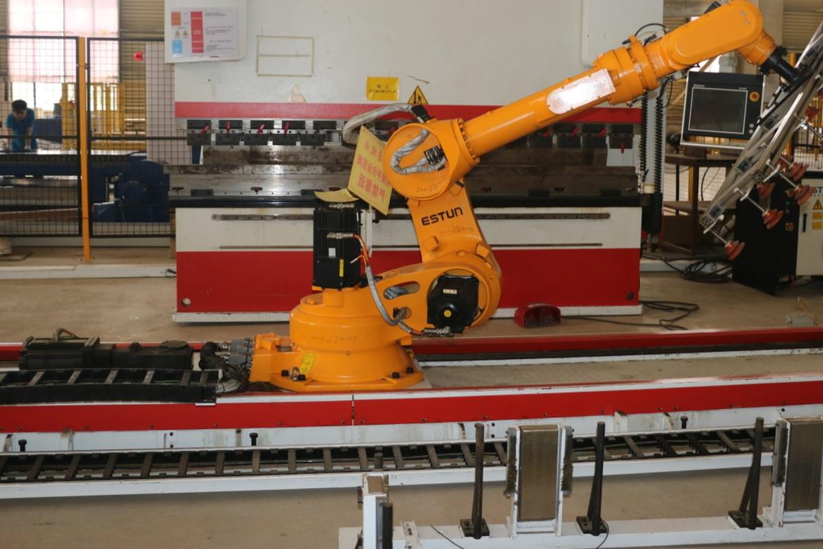 Robotic bending for repeatable fabrication
