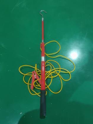 High-voltage discharge rod